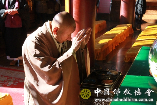 02 日本临济宗妙心寺派灵云院住持则竹秀南长老一行在大雄殿诵经礼佛.JPG
